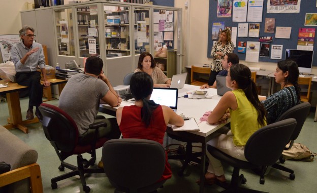 Professor Richards discussing writing with SPJ-FIU students.